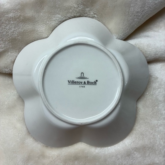 Villeroy & Boch White Flower-Shaped Plate - Picture 2 of 3